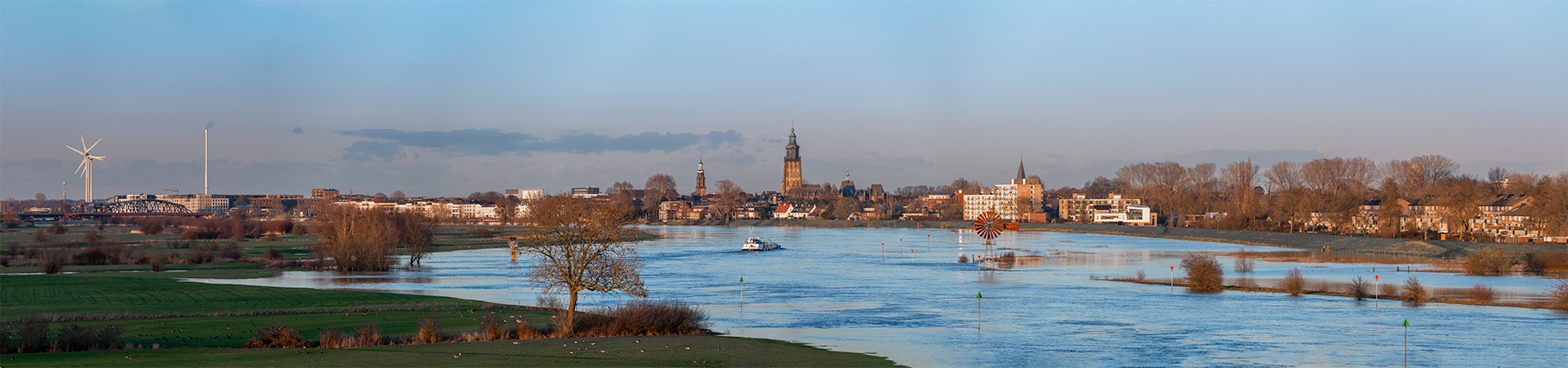 Zicht op de IJssel en Zutphen met hoog water
