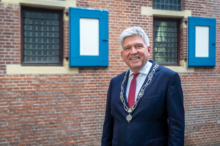 Waarnemend burgemeester Wimar Jaeger met keten bij het oude stadhuis