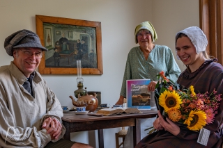De duizendste bezoeker Peter Meertens en familie, samen met gastvrouw Mies van der Schuyt (midden) in de stijl van de negentiende-eeuwse eeuw in het David Evekinkhuisje (foto: Paul Ploegman/Gilde Zutphen)