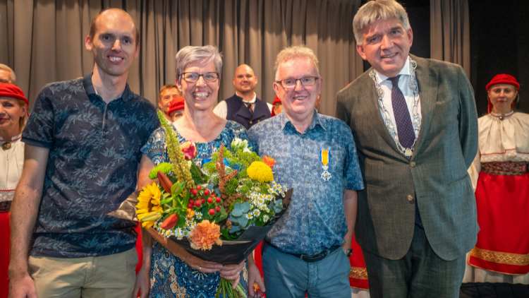 Groepsfoto met onder andere de heer Bouman en burgemeester Wimar Jaeger