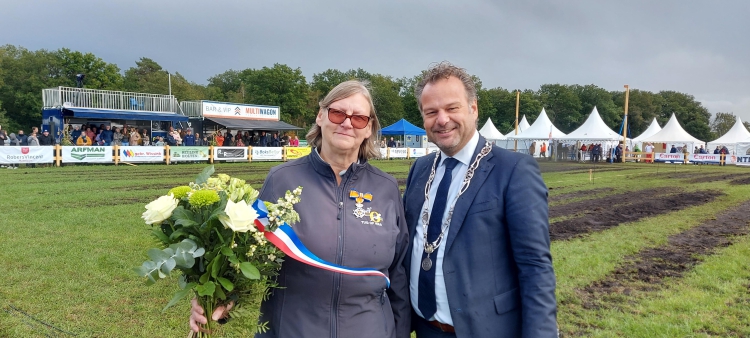 Anja Poorterman-Bargeman samne met loco-burgemeester Rick Verschure nadat de onderscheiding was uitgereikt. 