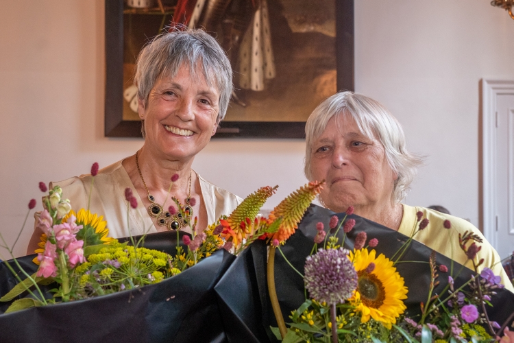 Ria Gresnigt en Melia Kooij-Van der Leur, met bloemen