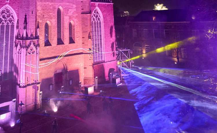 De Walburgkerk, roze aangelicht. Met laserstralen.