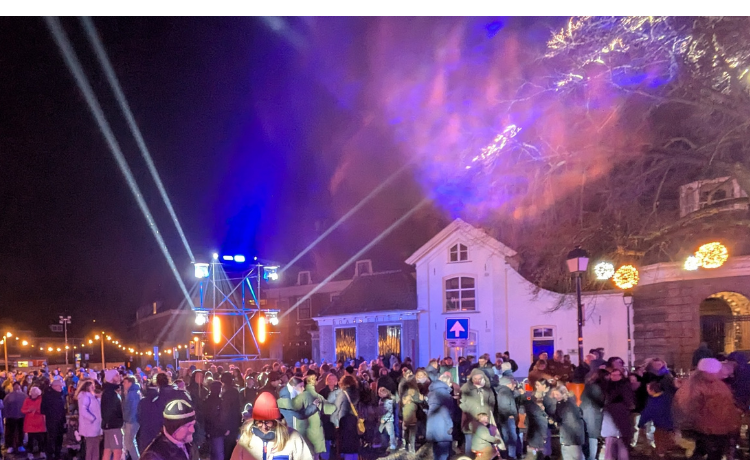 Een vol 's Gravenhof, met mensen die met elkaar praten en naar de lasershow kijken.