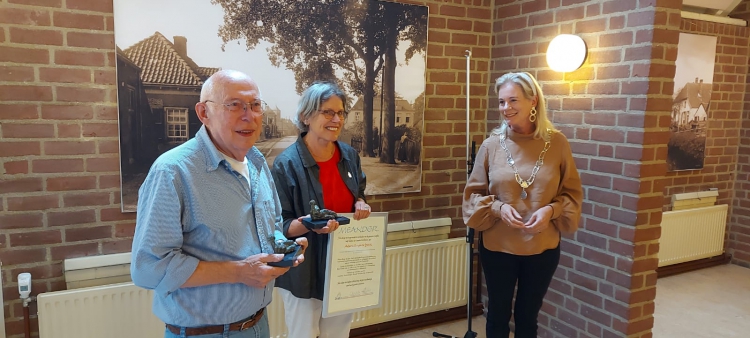 Frans van Uem en Heleen Buijs-de Later met hun onderscheiding. Naast hen staat burgemeester Annemieke Vermeulen.