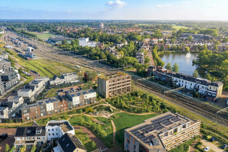 Een artist impression/luchtfoto waarop het gebouw te zien is grenzend aan het Ettegerpark.