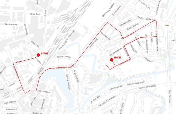 Kaartje met de route die gelopen wordt. Vanaf startpunt via Dreef en Statenbolwerk naar Stationsplein, Isendoornstraat, nieuwstad, Burg. Dijckmeesterweg, Deventerweg, Web naar Laren, Schimmelpenninckstraat, Sidneystraat naar eindpunt.