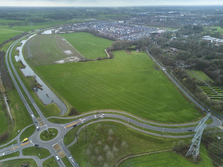 Luchtfoto van het gebied Leesten-Schouwbroek, met de rotonde